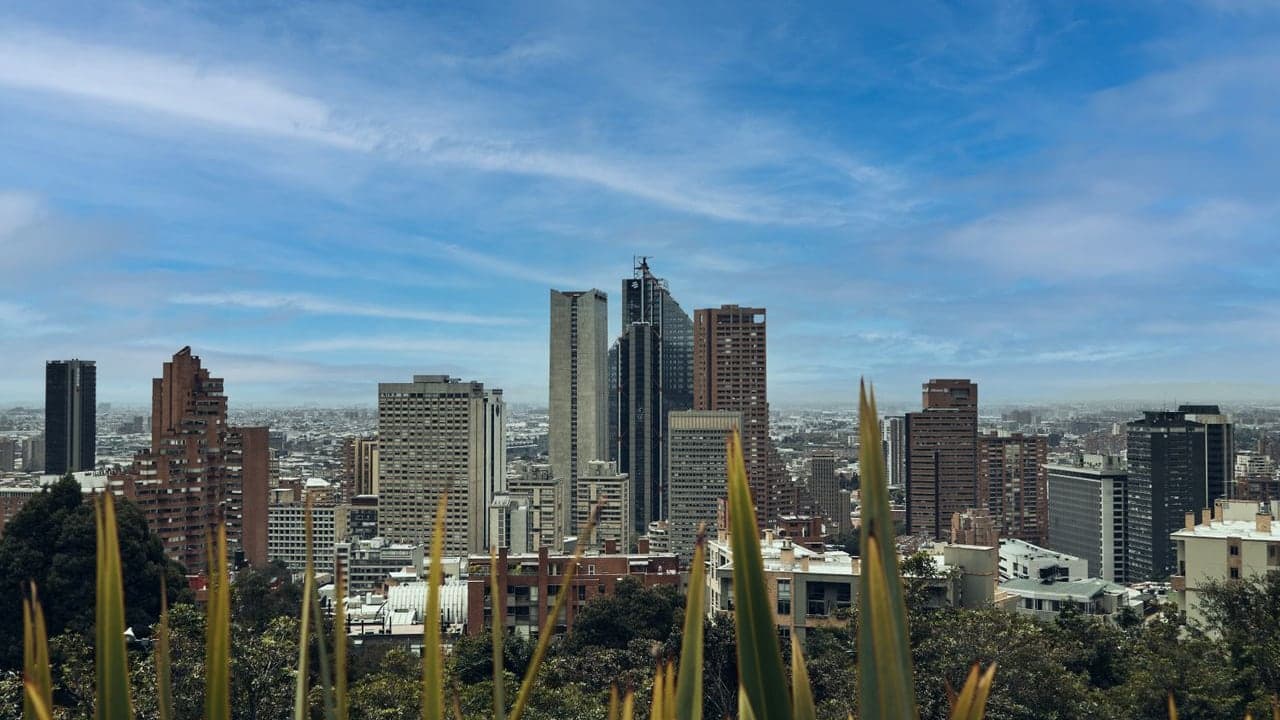 Skyline de torres corporativas de una gran ciudad latinoamericana