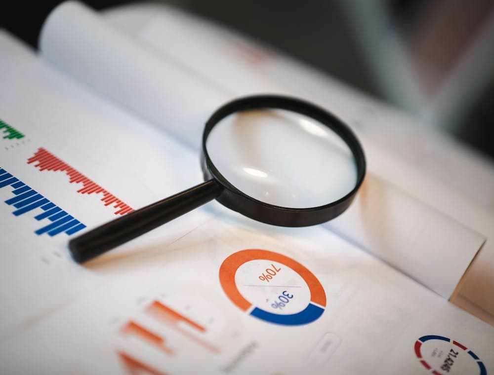 Lupa sobre gráficos de datos, escrutinio independiente de la evidencia